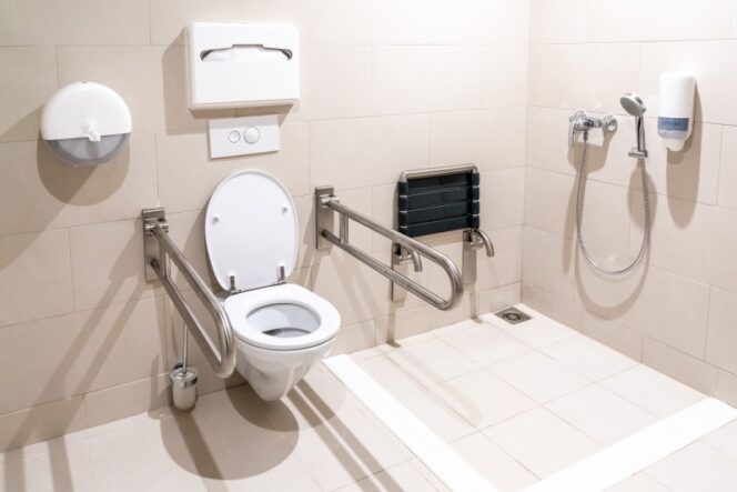 Prysznic dla osoby niepełnosprawnej – jak zaplanować remont